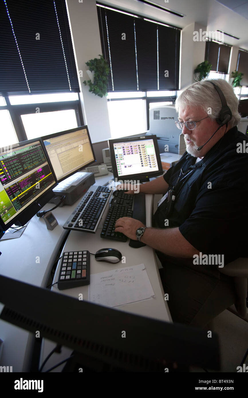 Broomfield, Colorado - un répartiteur de la police qui s'occupe des appels 911. Banque D'Images