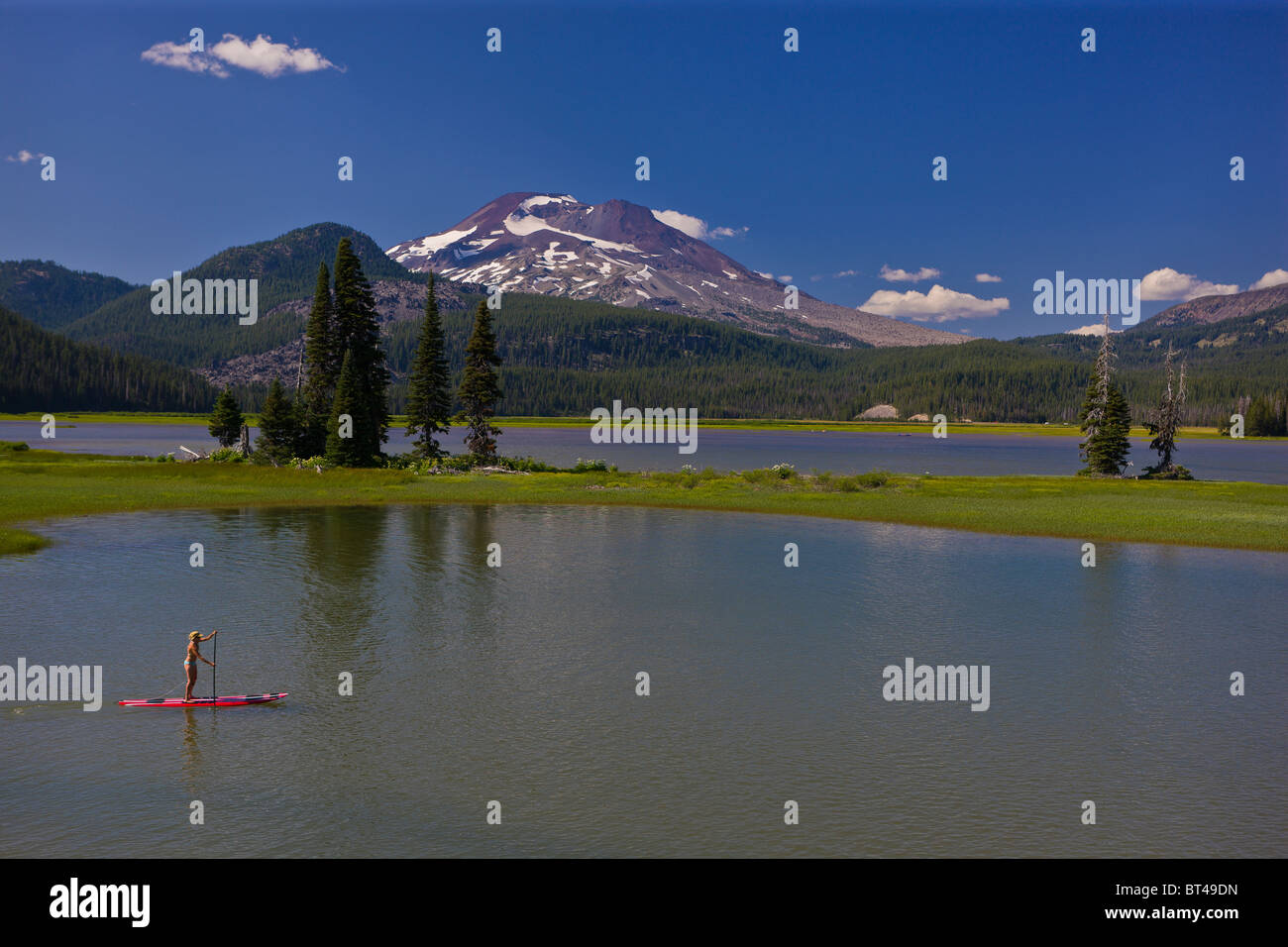 Des étincelles LAKE, Oregon, USA - Femme en paddleboard, Sœur du Sud, un volcan situé dans les Cascades montagnes du centre de l'Oregon. Banque D'Images