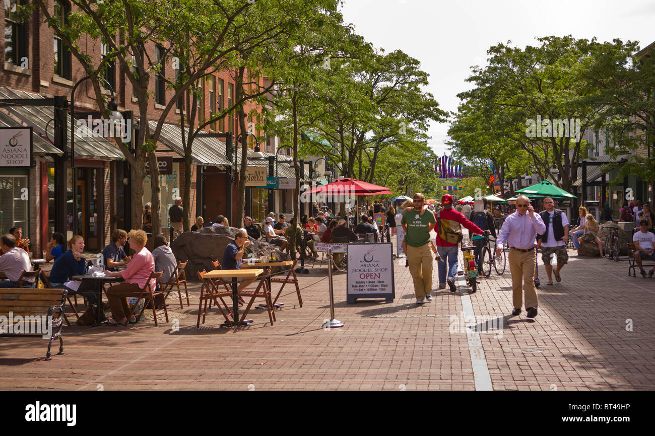 BURLINGTON, Vermont, USA - les gens sur la rue de l'Église. Banque D'Images