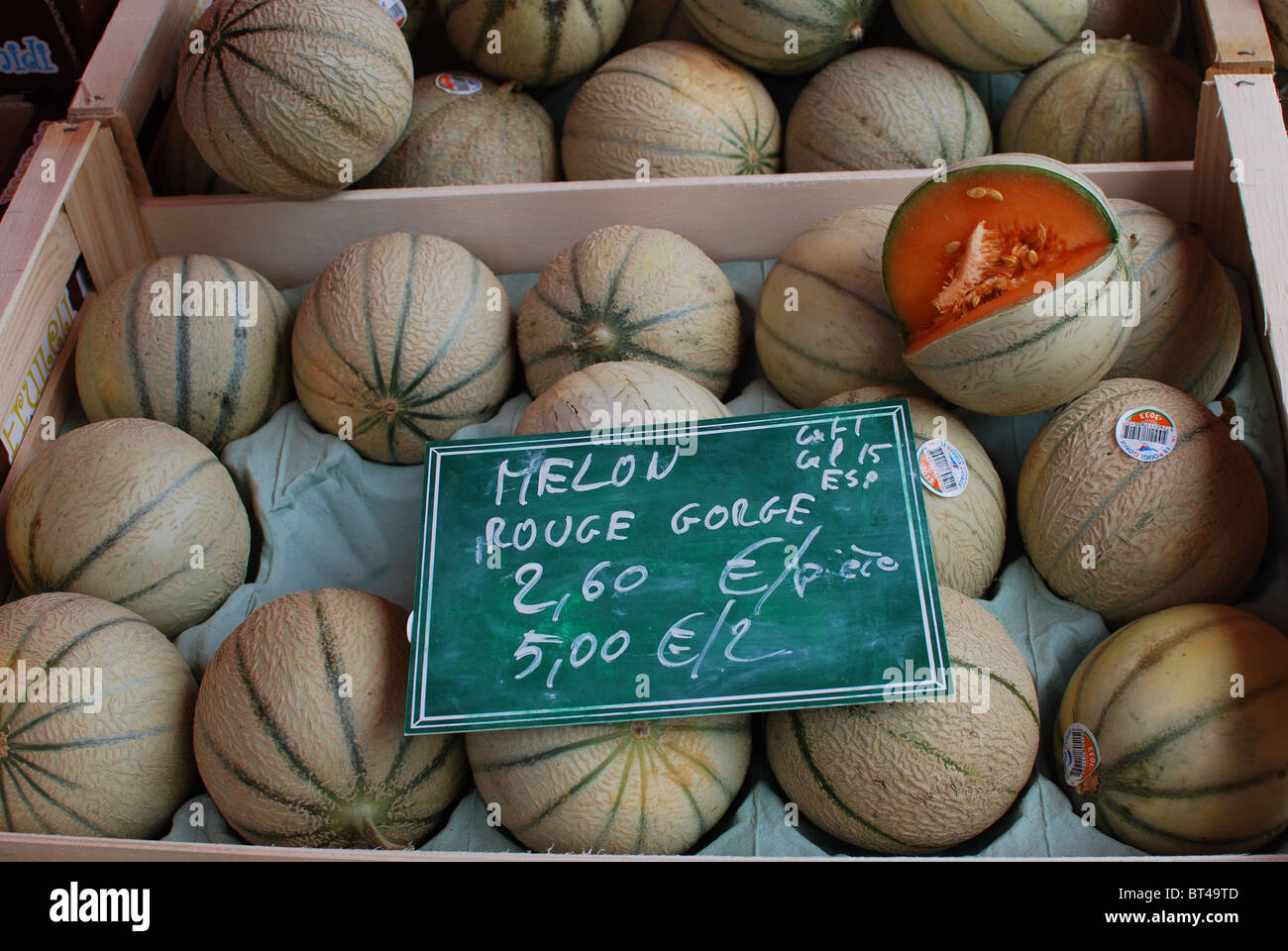 Les melons frais pour la vente au marché français à Treguier, France en Bretagne Banque D'Images
