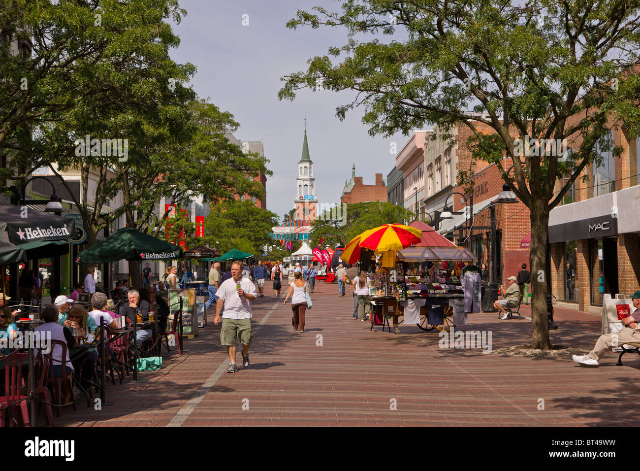 BURLINGTON, Vermont, USA - les gens sur la rue de l'Église. Banque D'Images