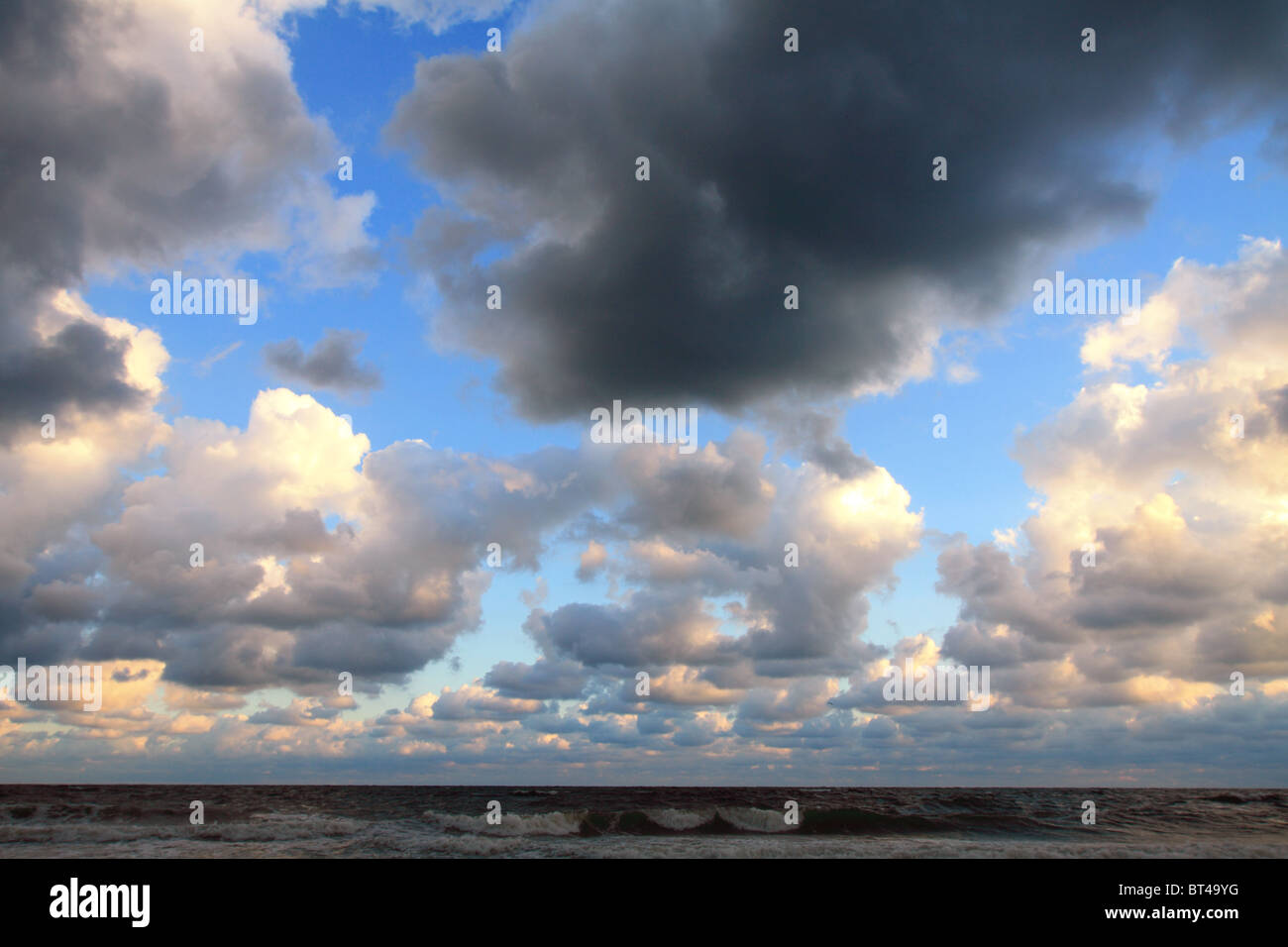 Ciel nuageux au-dessus de la mer Noire Banque D'Images