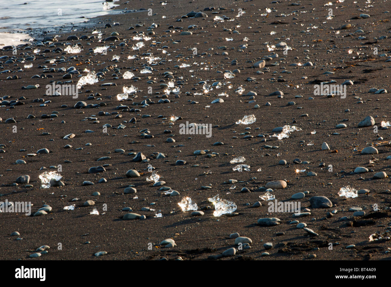 Les icebergs échoués sur la plage de sable noir à la lagune glaciaire du Jökulsárlón Banque D'Images