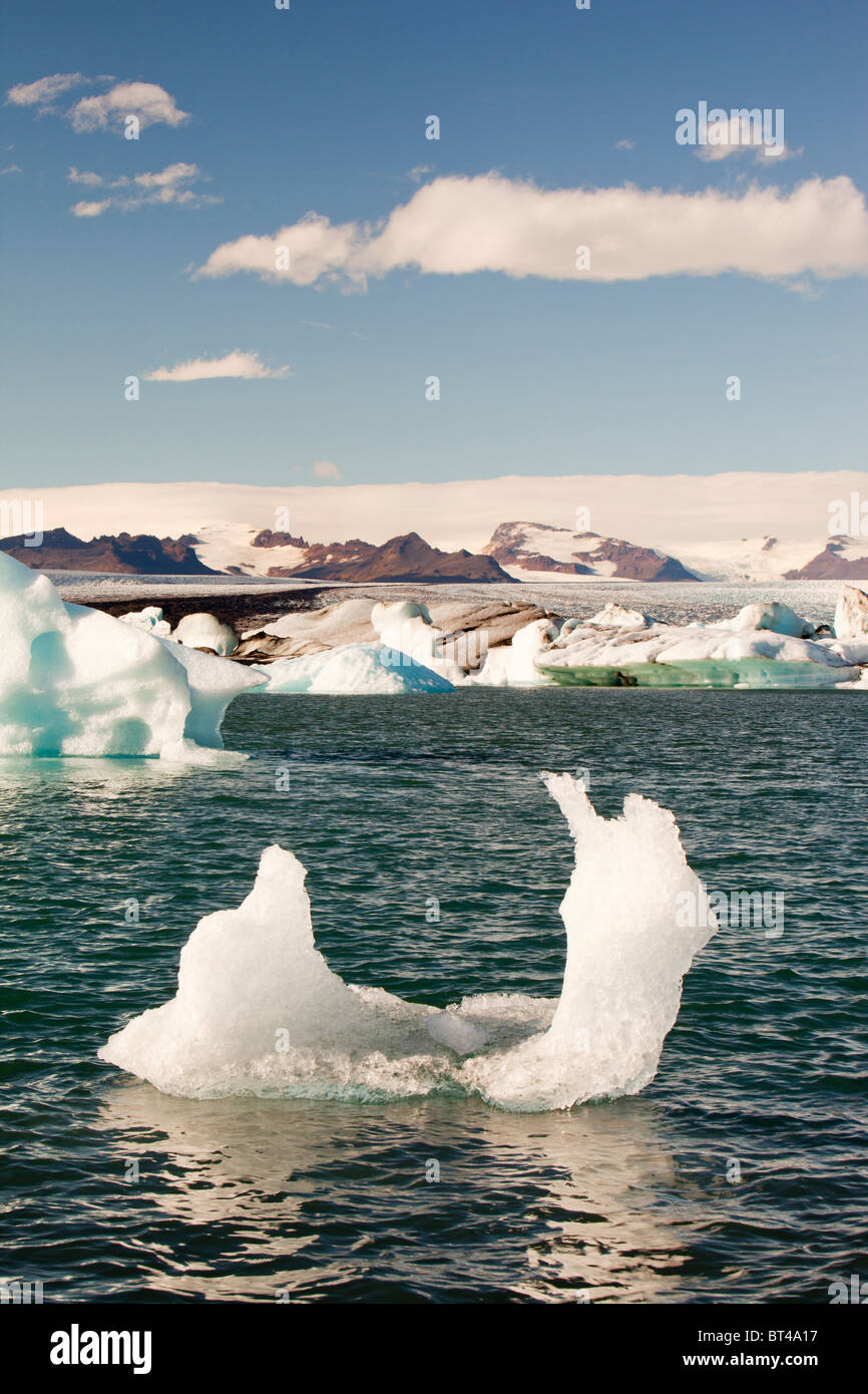Lagon glaciaire jökulsárlón causée par la régression rapide du glacier Breidamerkurjokull qui balaie en bas Vatnajokull. Banque D'Images