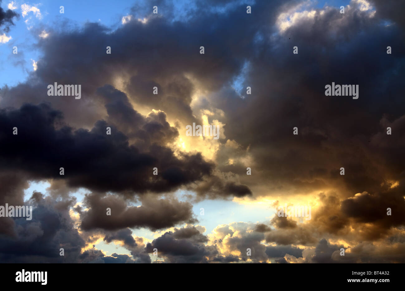 Rayon de lumière dans le ciel couvert de nuages Banque D'Images