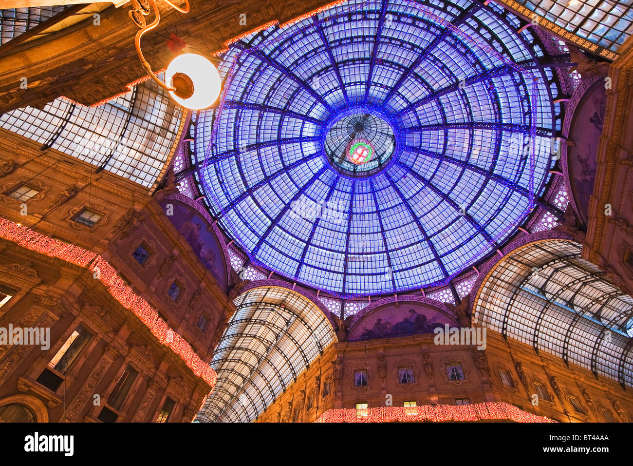 Dôme de verre de la galerie Vittorio Emanuele II shopping arcade conçu par l'architecte Giuseppe Mengoni en 1865. Milan, Italie Banque D'Images