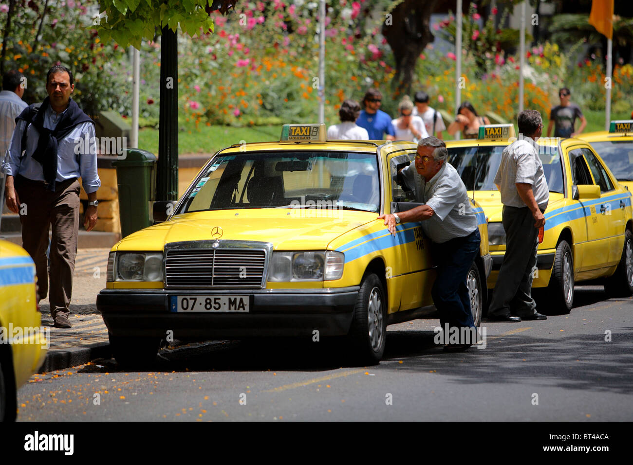 Taxi driver(s) alors que les cabines pour les passagers en attente pour économiser du carburant.Madeira Banque D'Images