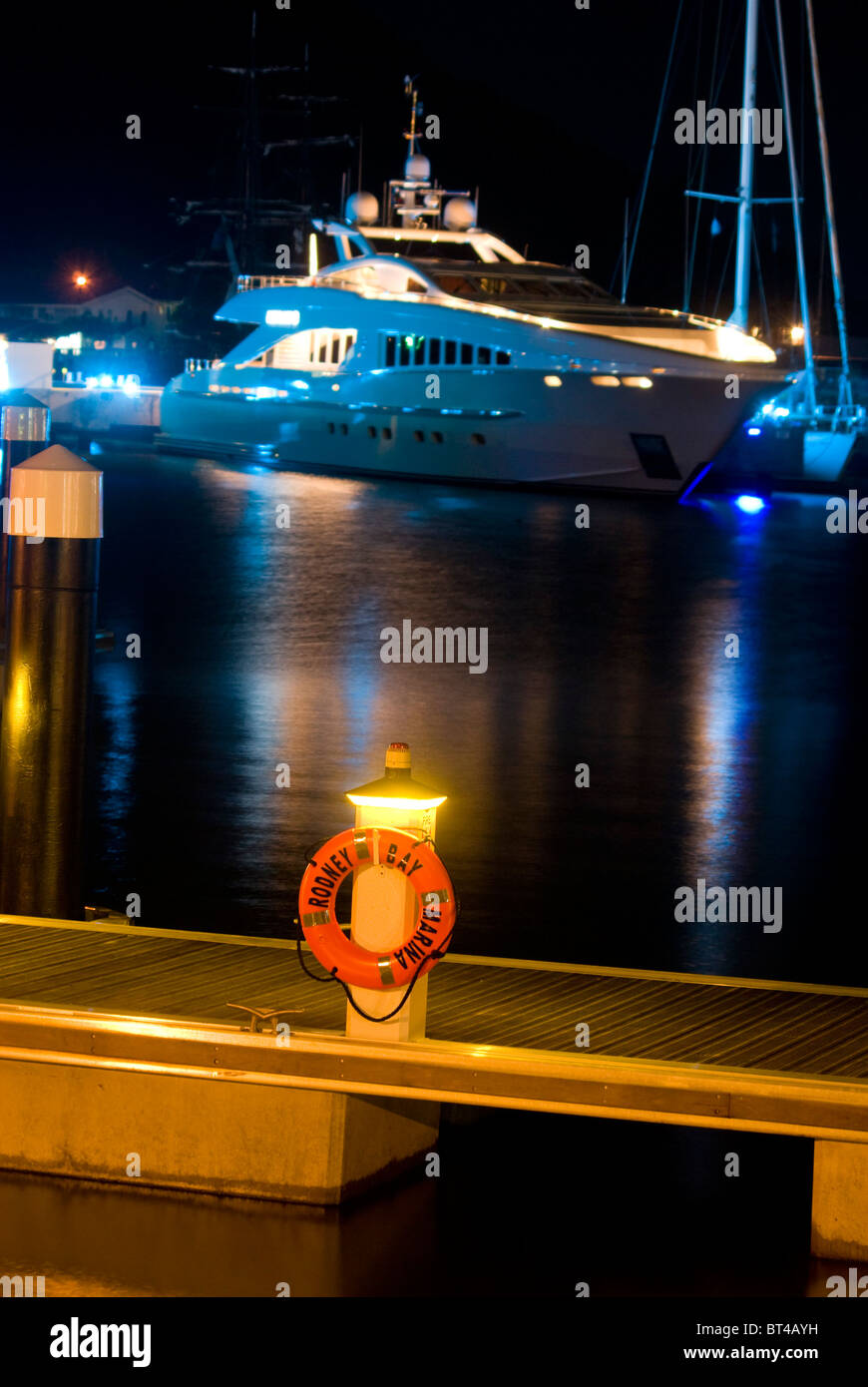 L'IGY, Marina de Rodney Bay, le yacht et le pier avec bouée anneau Banque D'Images