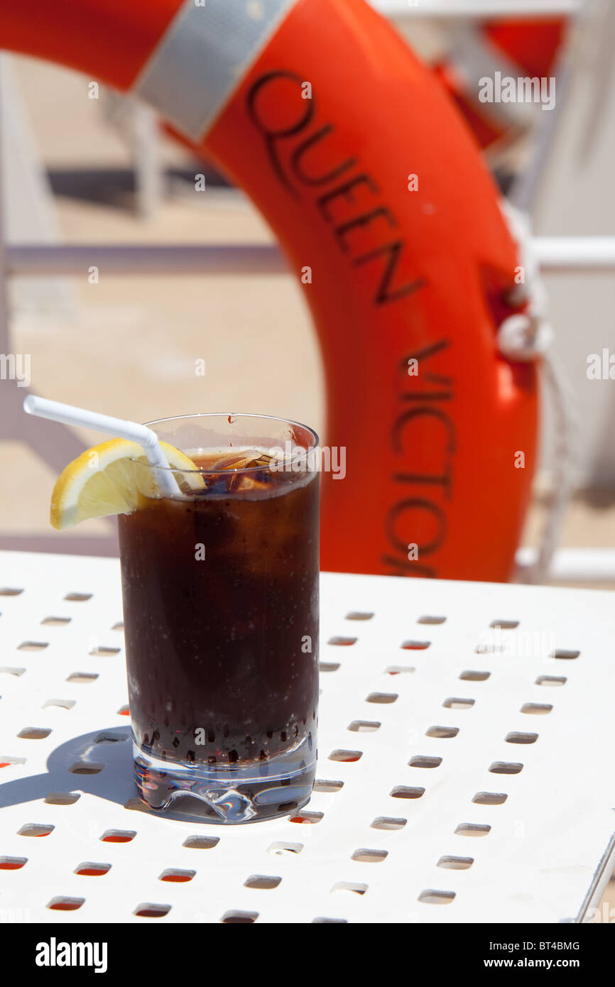 Boisson froide coke glacé à bord de Cunard Queen Victoria Banque D'Images