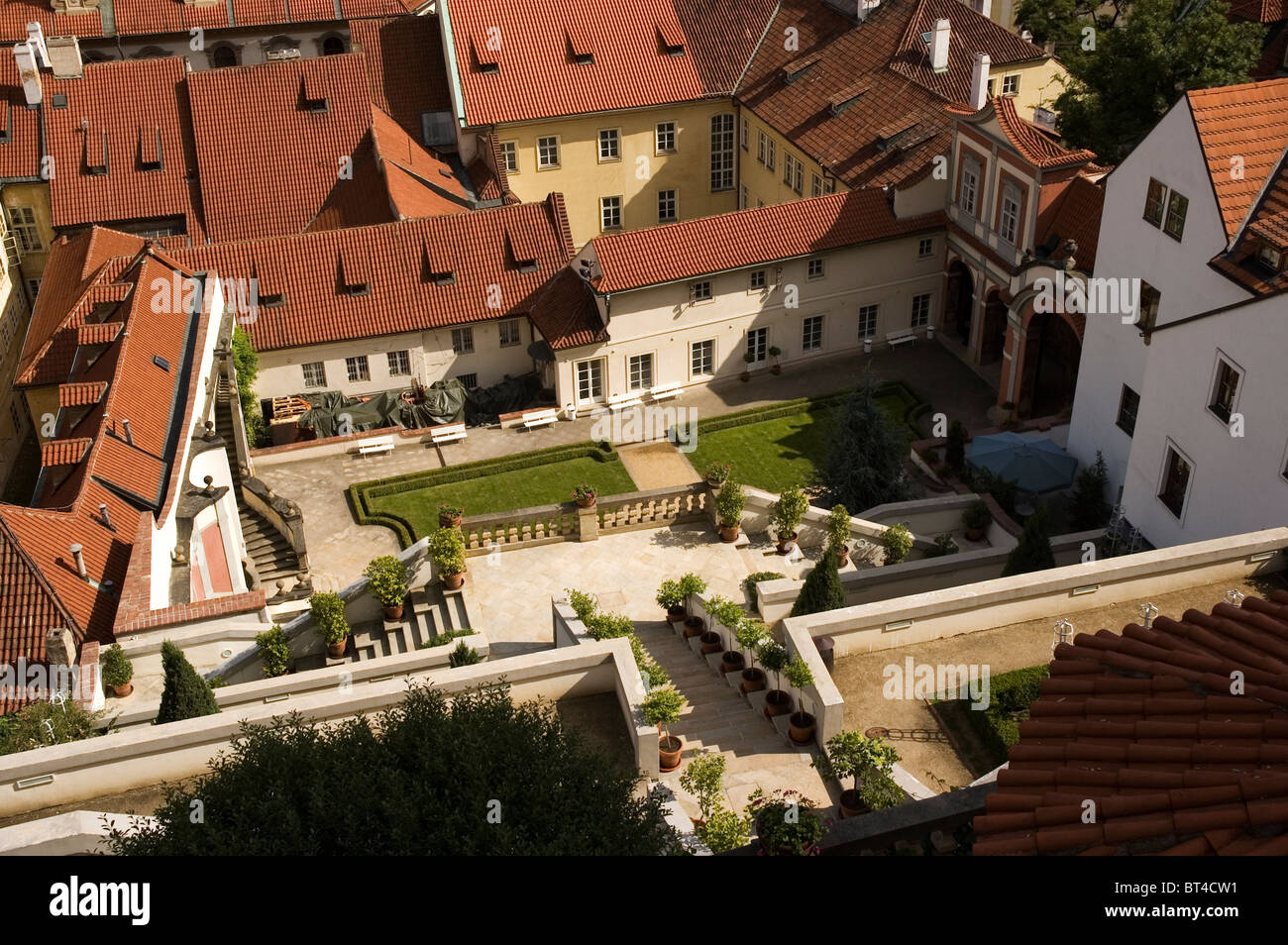 Elk188-1459 République Tchèque, Prague, Mala Strana, Palais Wallenstein, 17e c. vue du dessus, toits de tuiles rouges Banque D'Images