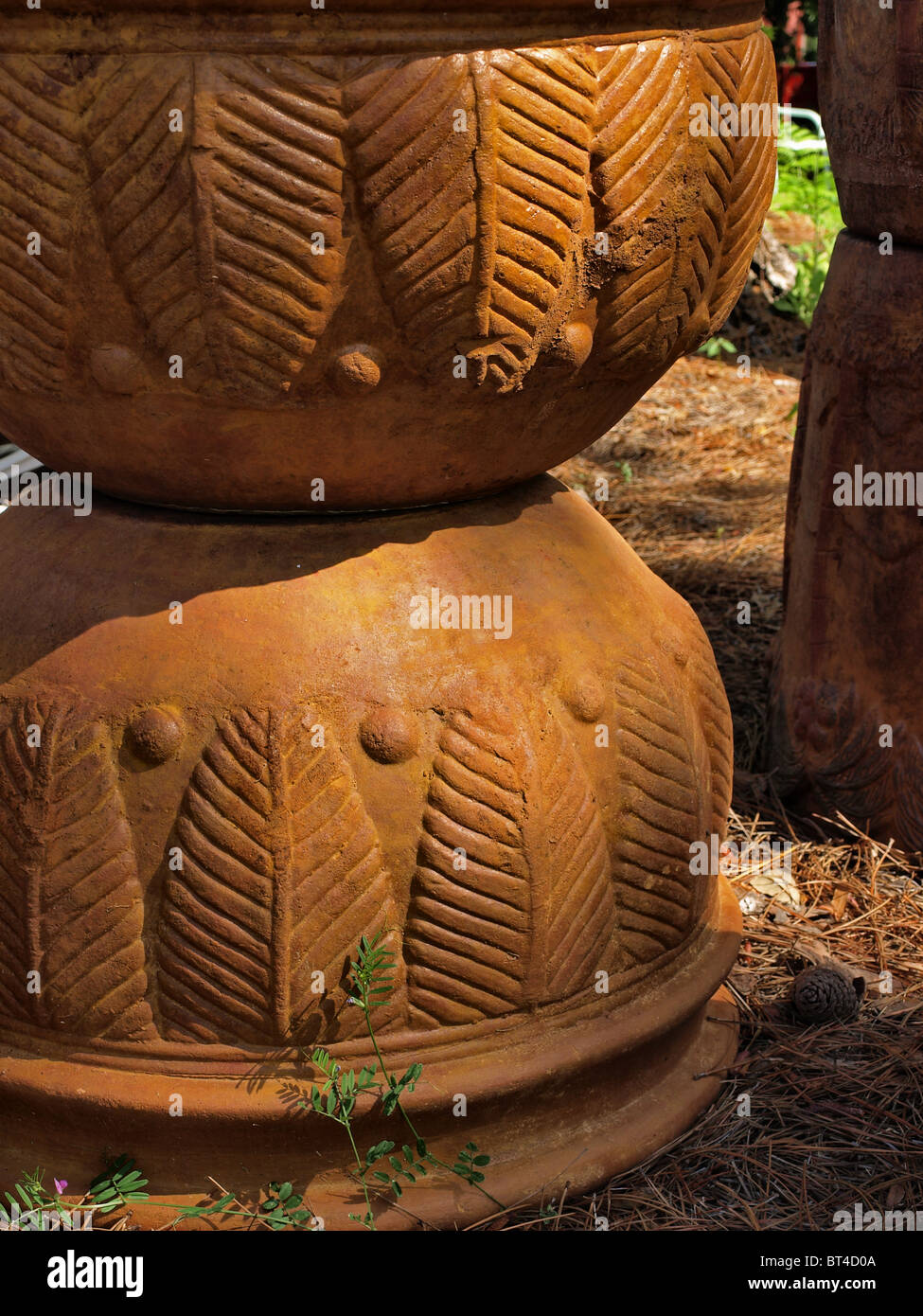 Poterie céramique pots utilisés dans des jardins patios de style mexicain semoirs motif de feuilles d'argile deux navires Banque D'Images