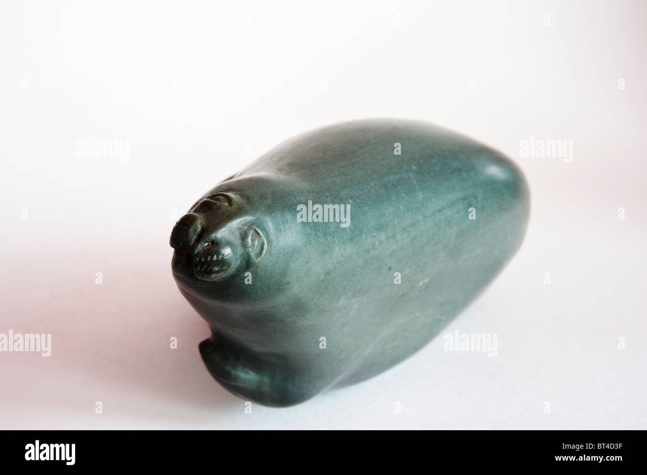 Les Inuit sculpture en pierre d'un sceau, fond blanc. Banque D'Images