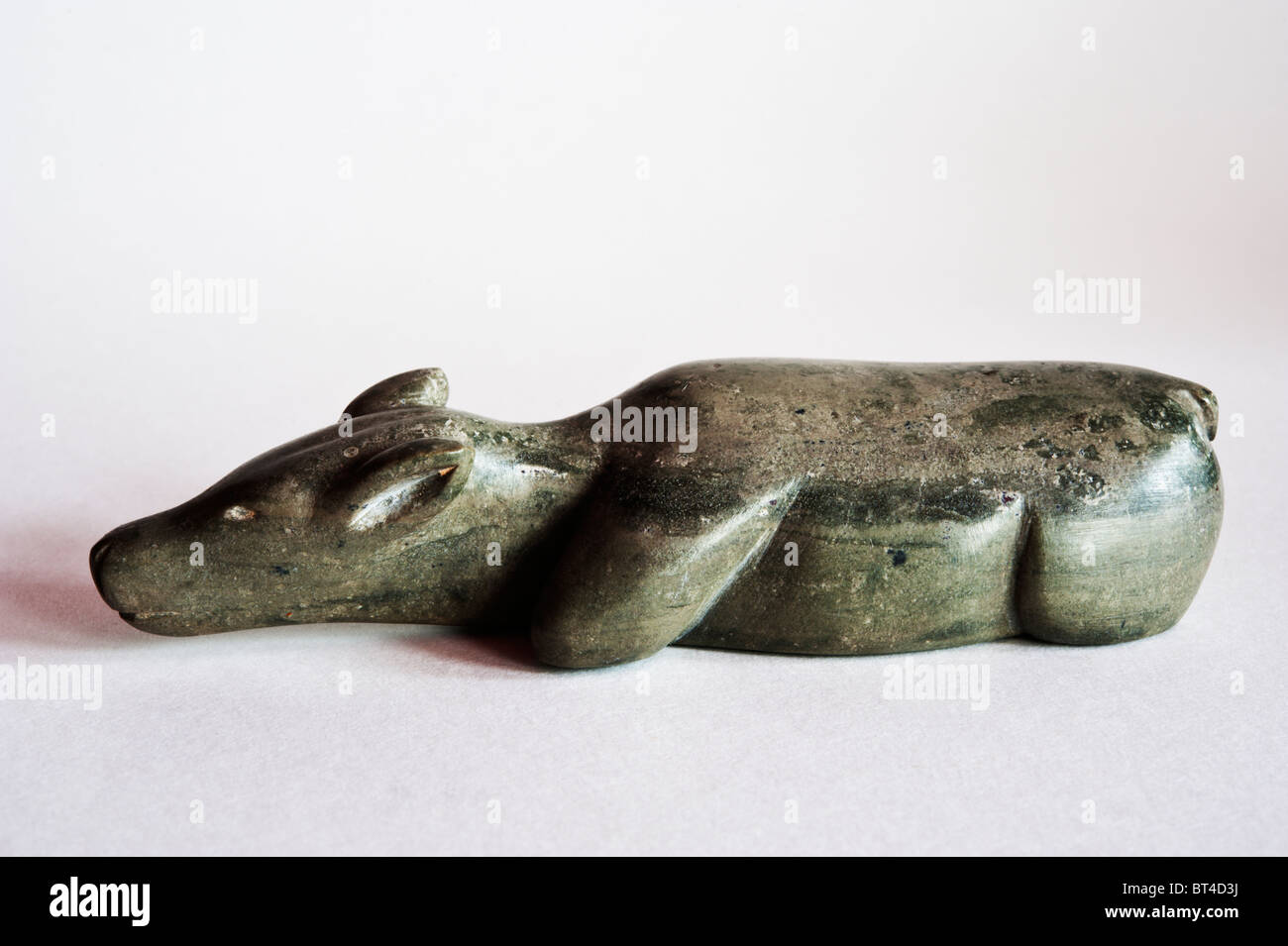 Les Inuit sculpture en pierre d'un caribou. Banque D'Images