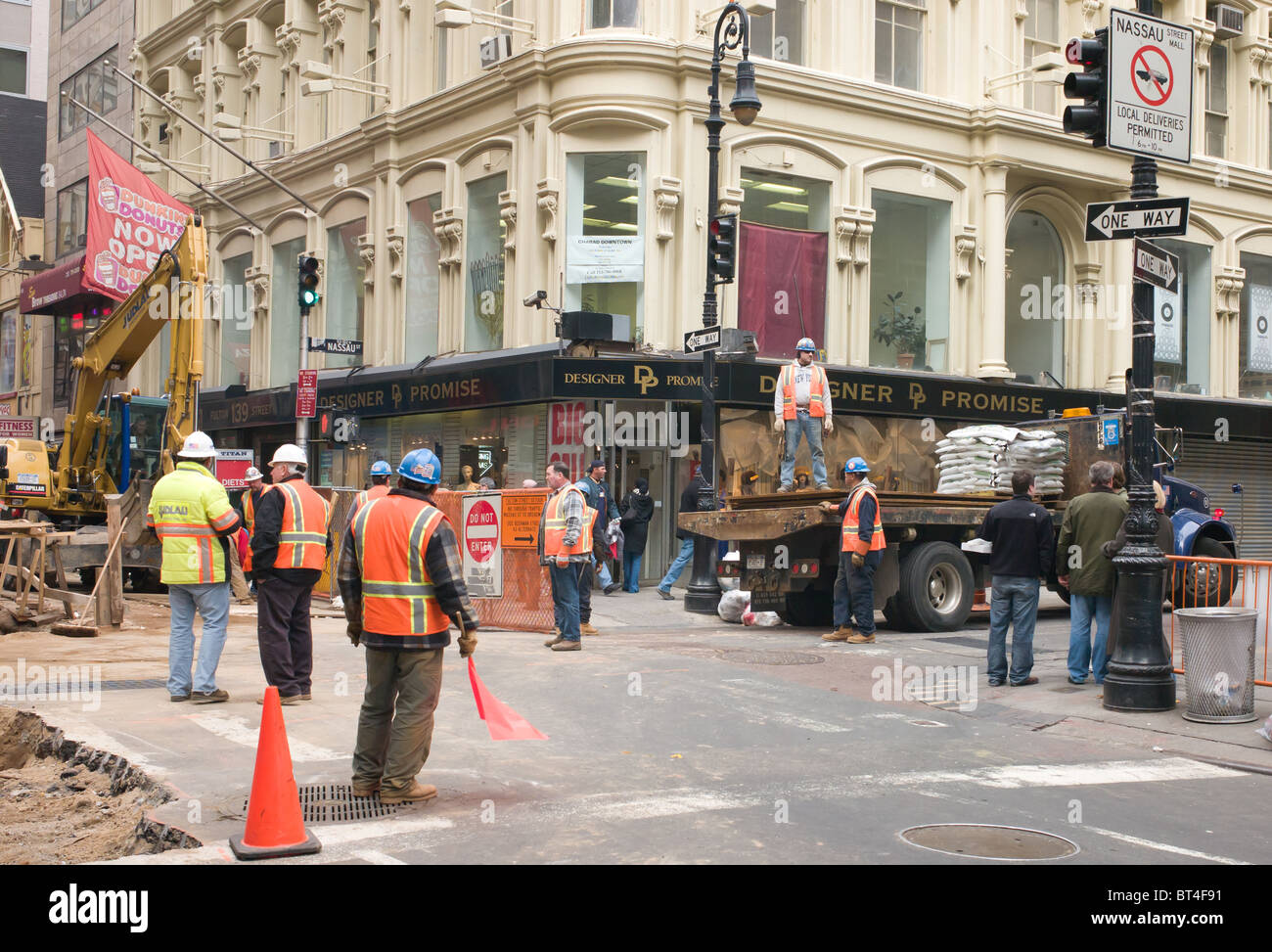 Une équipe de réparation rue travaille dans le lower Manhattan à New York City, New York. Banque D'Images