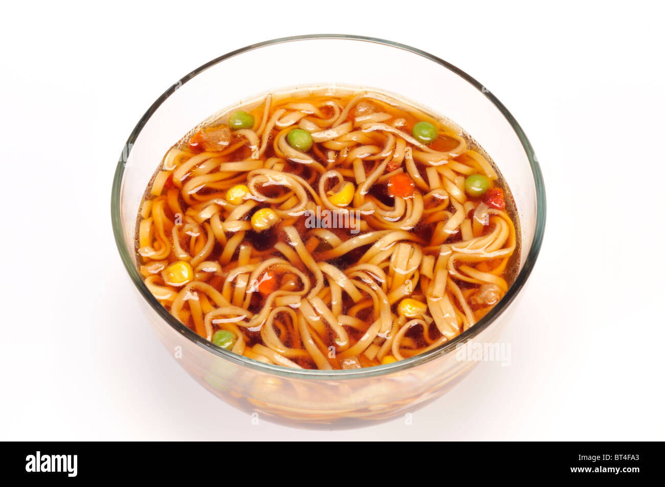 Bol en verre de nouilles ramen chinois cuit soupe saveur orientale sur blanc découpé. Banque D'Images