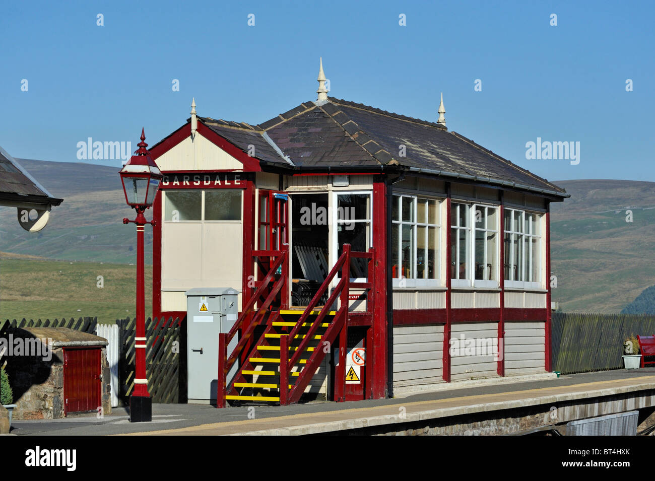 Le signal fort et plate-forme en direction nord. La station de Garsdale. Fer Settle-Carlisle, Cumbria, Angleterre, Royaume-Uni, Europe. Banque D'Images