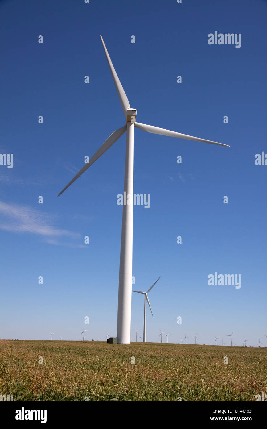 La production d'énergie éolienne éoliennes sur Indiana USA ferme Banque D'Images