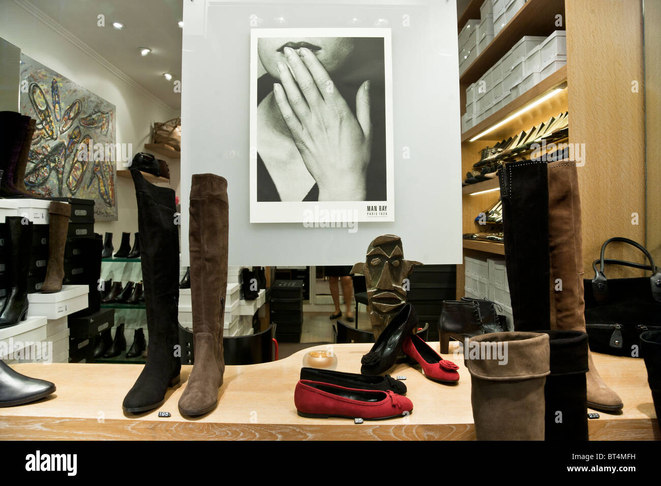 Boutique surréaliste fenêtre sur Rue du Bac à Paris. Chaussures élégantes  une figure de l'Afrique de l'aspirant et Man Ray photographie de 1929 Photo  Stock - Alamy