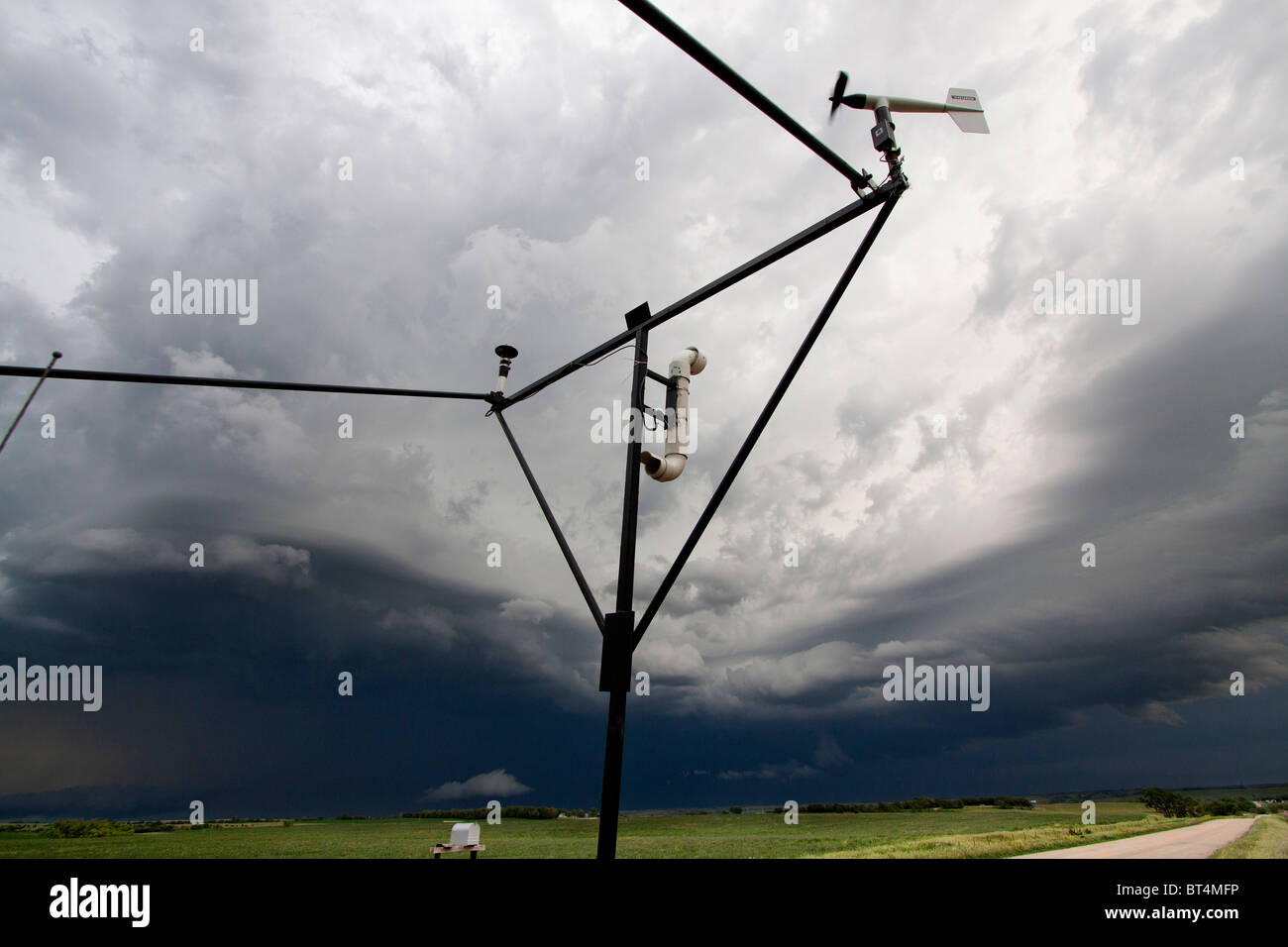 Instruments météorologiques sur un véhicule du Storm Chaser surveille un orage supercellulaire près de Pickstown, Dakota du Sud Banque D'Images
