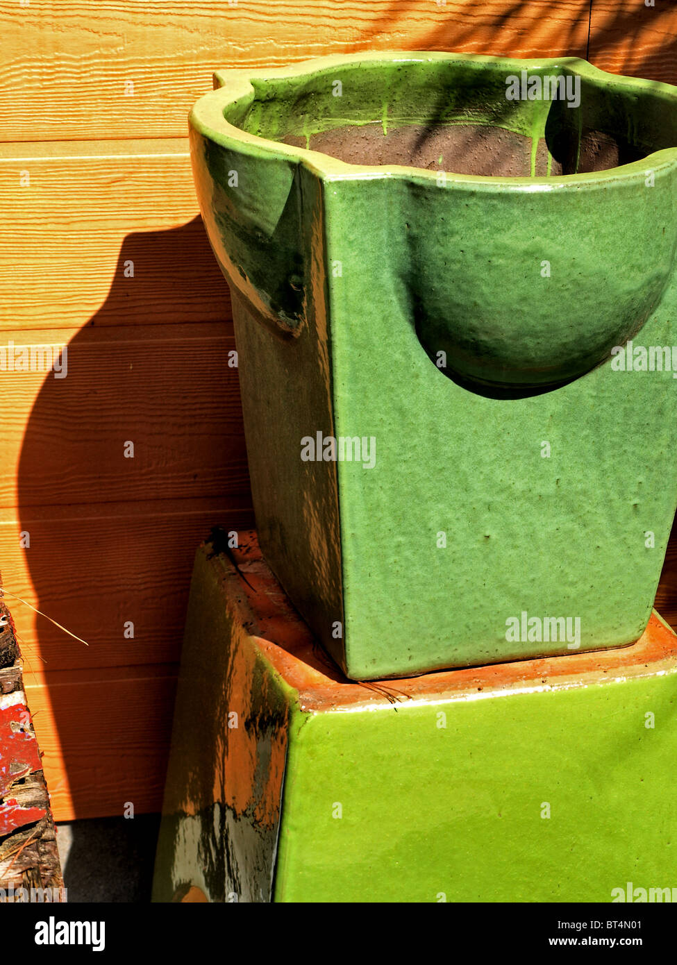 Poterie céramique pots utilisés dans des jardins patios de style mexicain vert argile semoirs Banque D'Images