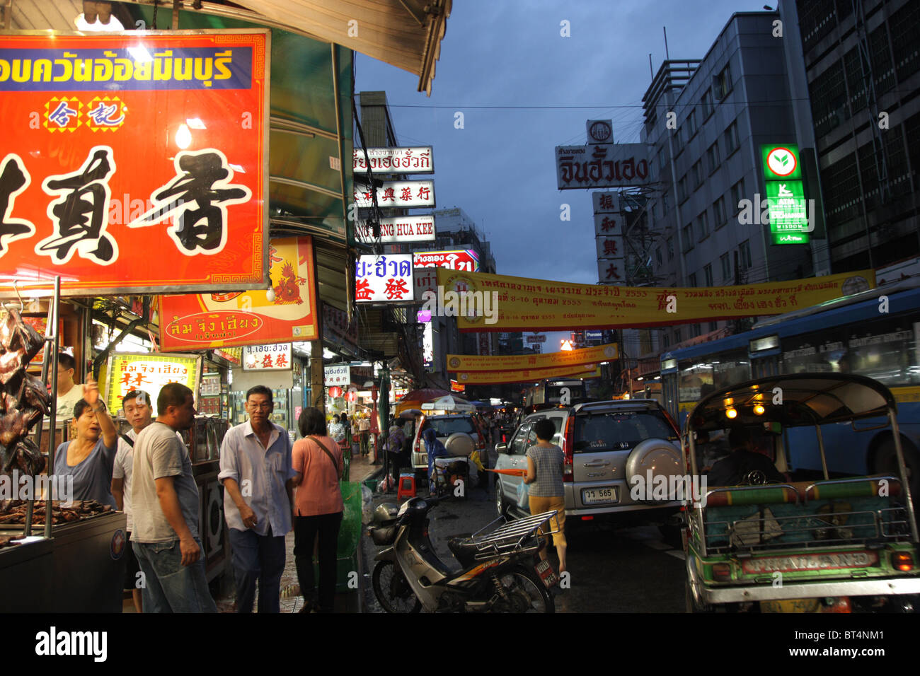 Yaowarat Road dans la nuit , rue commerçante de Chinatown à Bangkok , Thaïlande Banque D'Images