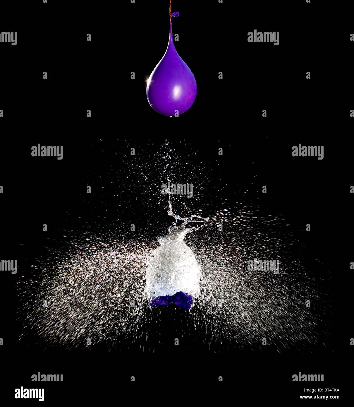 Avec l'explosion de l'eau de ballon sur fond noir Banque D'Images