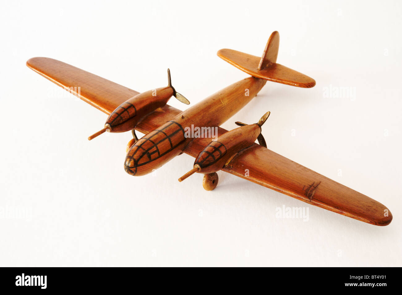Art populaire en bois jouet avion à hélice sur un fond blanc. Banque D'Images Art populaire en bois jouet avion à hélice sur un fond blanc. Banque D'Images