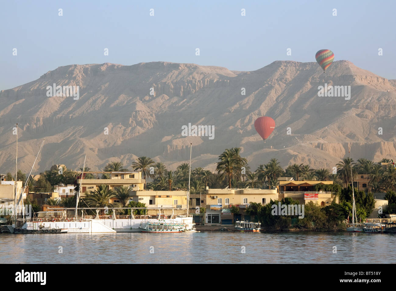 Montgolfières sur la Vallée des Rois, la rive ouest du Nil, Louxor, Égypte Banque D'Images