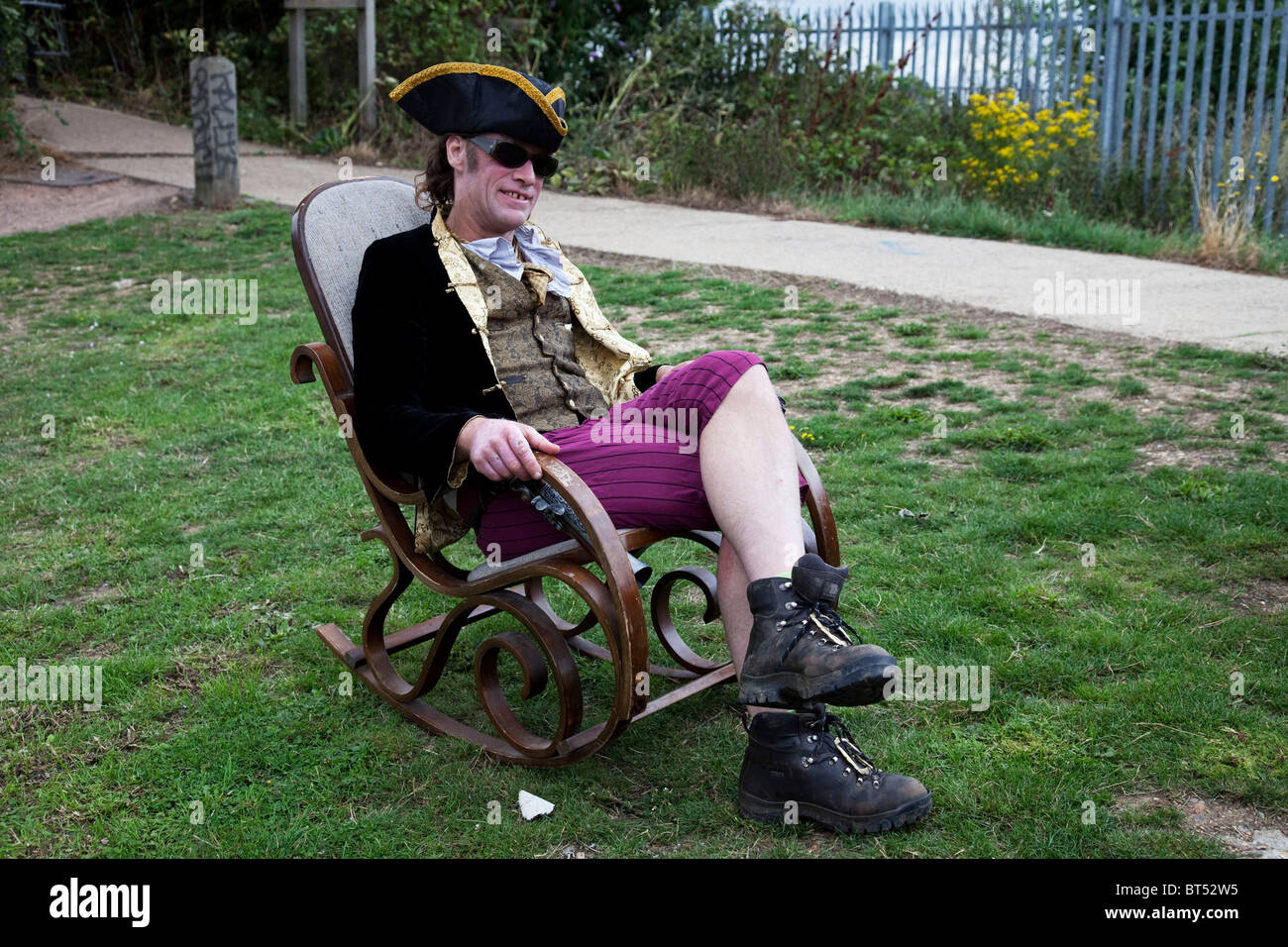 Un homme habillé comme un pirate est assis dans une chaise à bascule dans  l'Est de Londres. Plus tard, il a été rejoint par de nombreux autres amis  tous habillés comme des