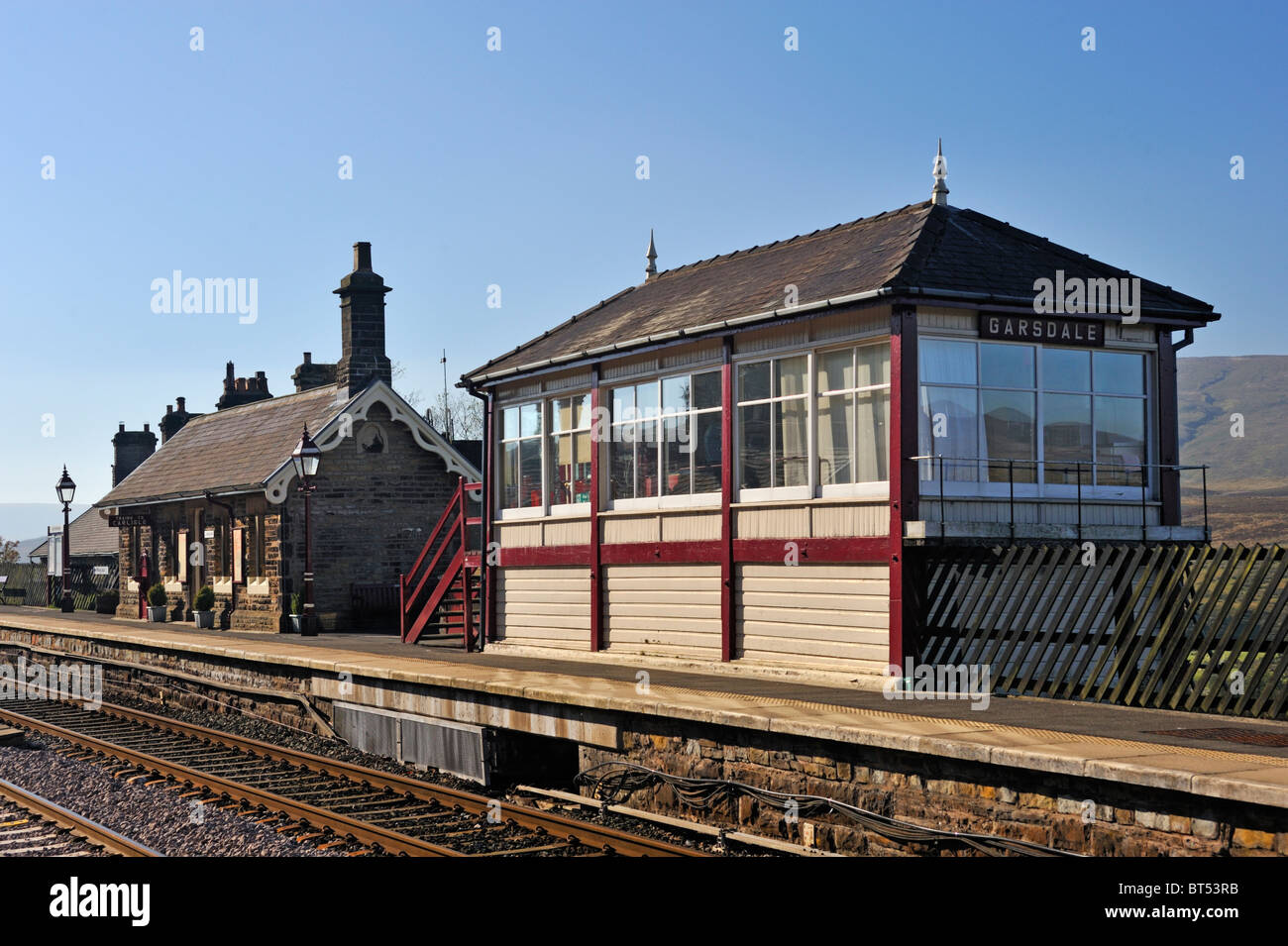 Boîte De Signal et plate-forme en direction nord, Garsdale. Fer Settle-Carlisle, Cumbria, Angleterre, Royaume-Uni, Europe. Banque D'Images