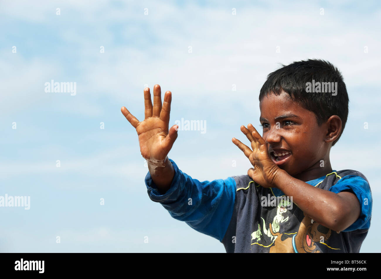 Jeune Indien juste avant d'être éclaboussé par l'eau. L'Inde Banque D'Images