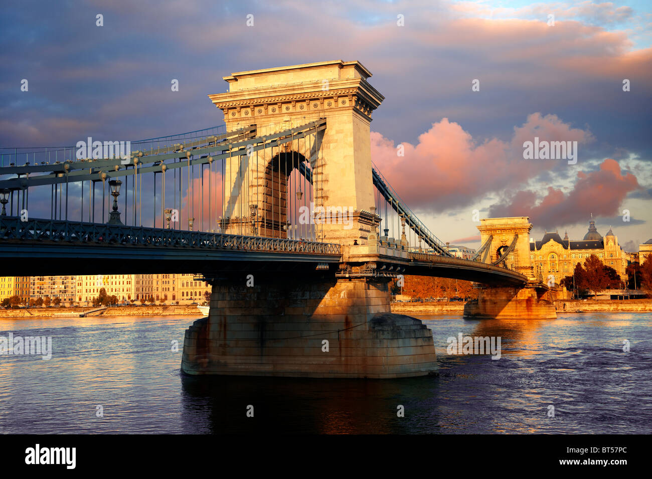 Szecheni Lanchid ( Chain Bridge ). Pont suspendu sur le Danube entre Buda et Pest. Budapest Hongrie Banque D'Images