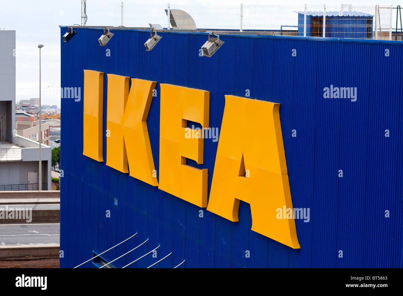 Détail de la boutique IKEA montrant panneau jaune contre fond bleu Banque D'Images