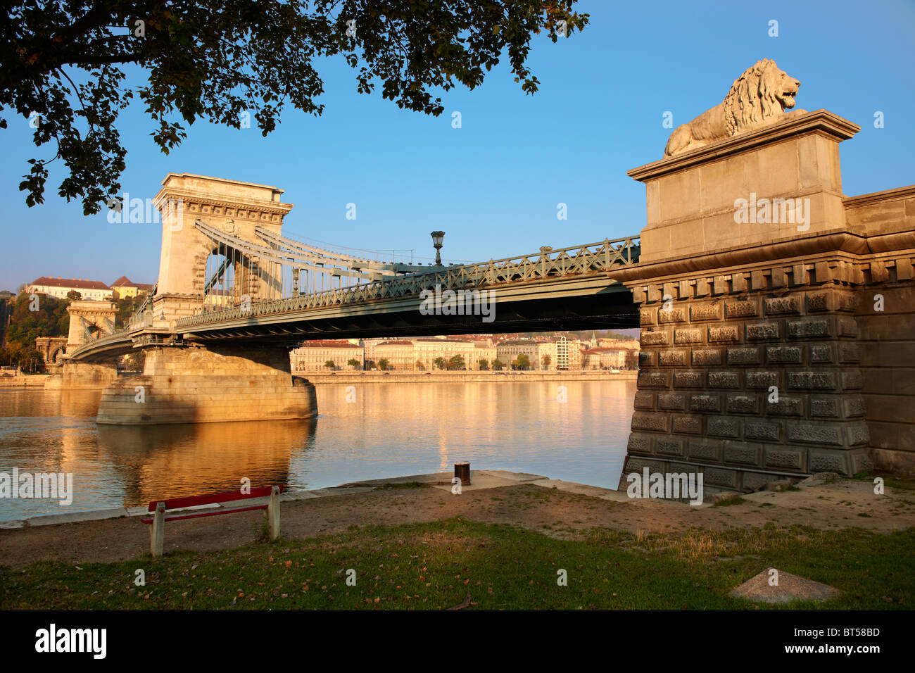 Szecheni Lanchid ( Chain Bridge ). Pont suspendu sur le Danube entre Buda et Pest. Budapest Hongrie Banque D'Images