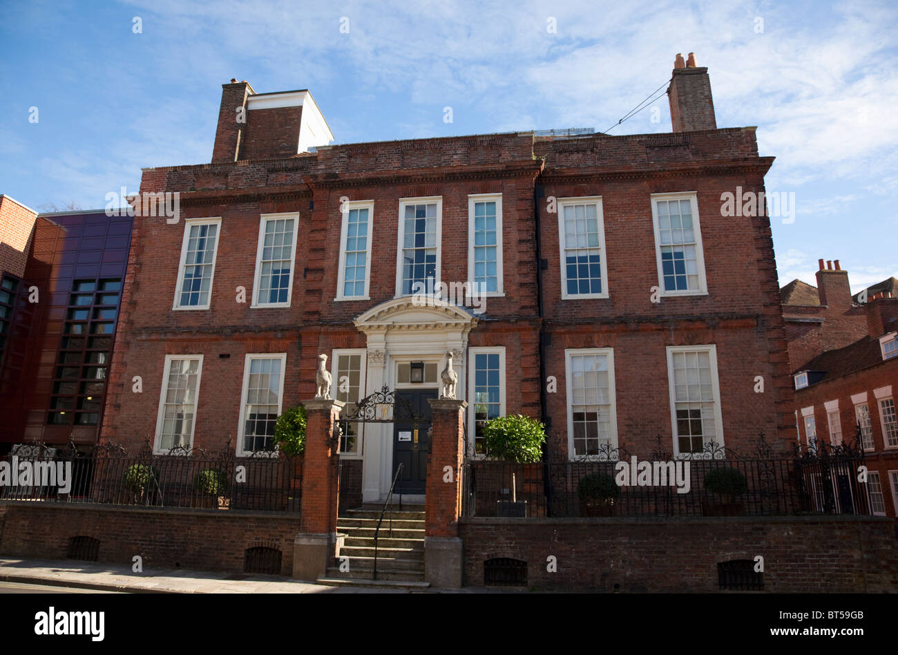 L'Angleterre, West Sussex, Chichester, Pallant House Art Gallery, à l'extérieur de l'immeuble de l'époque de la reine Anne. Banque D'Images