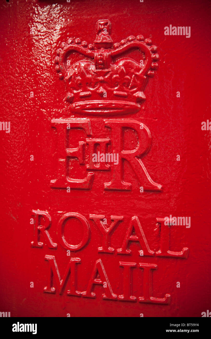 Un rouge Royal Mail pillarbox, UK Banque D'Images