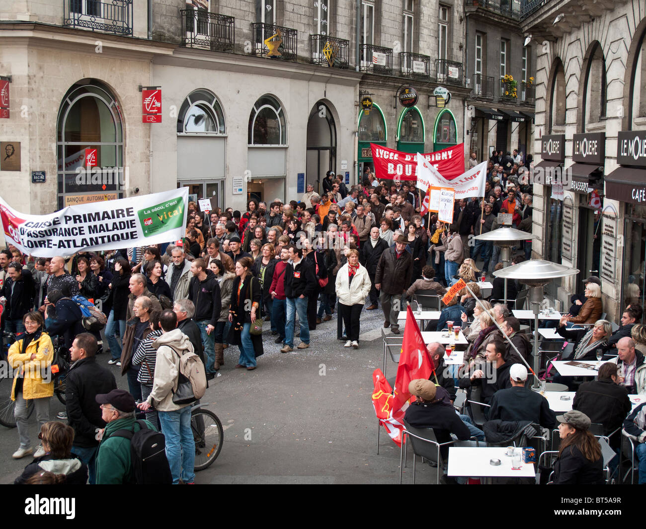 Les gens prennent part à une manifestation sur la réforme des pensions à Nantes, France, Octobre 19, 2010 Banque D'Images