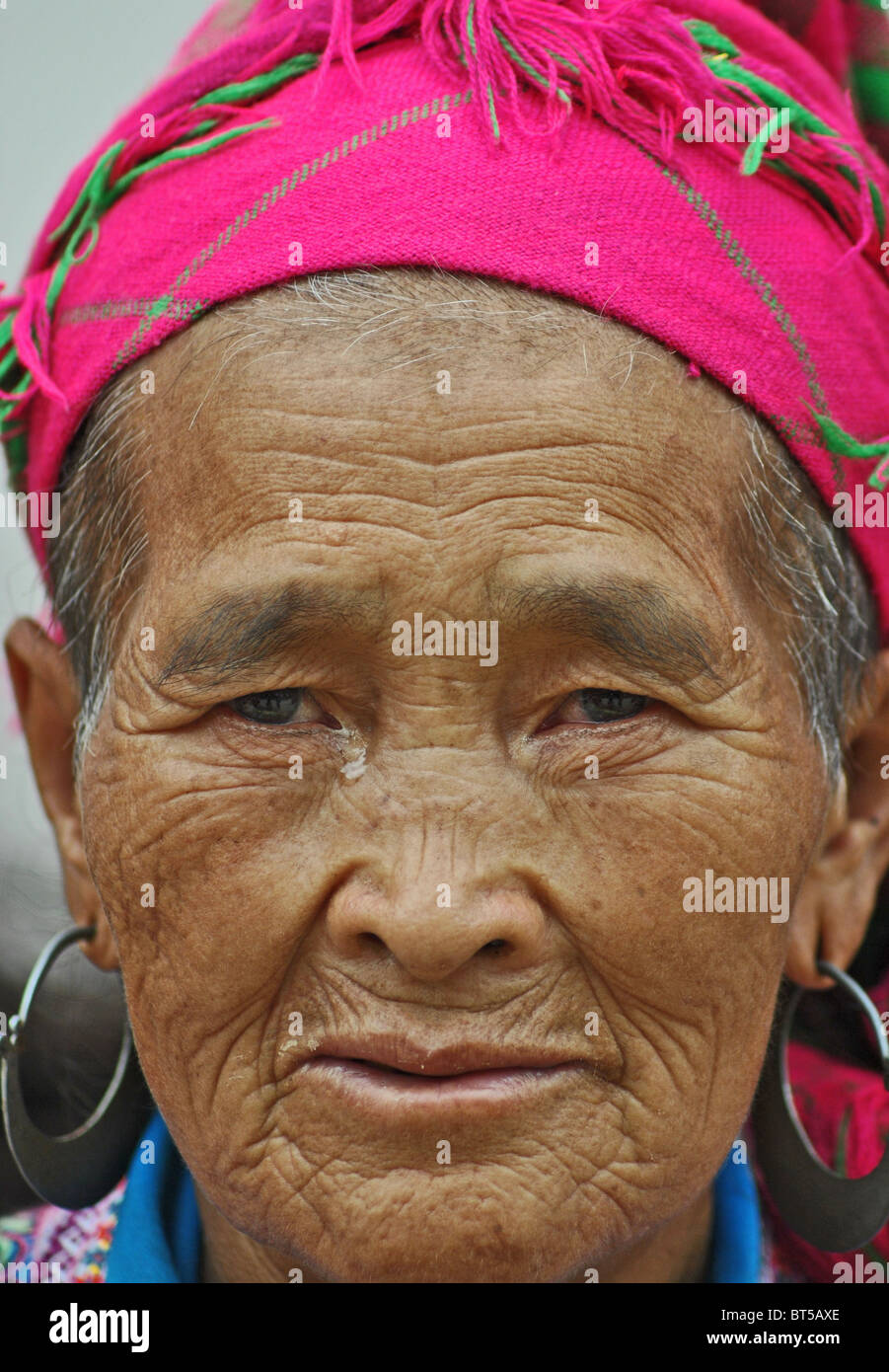 Femme âgée de la tribu Hmong fleurs près de Sapa, Vietnam Banque D'Images