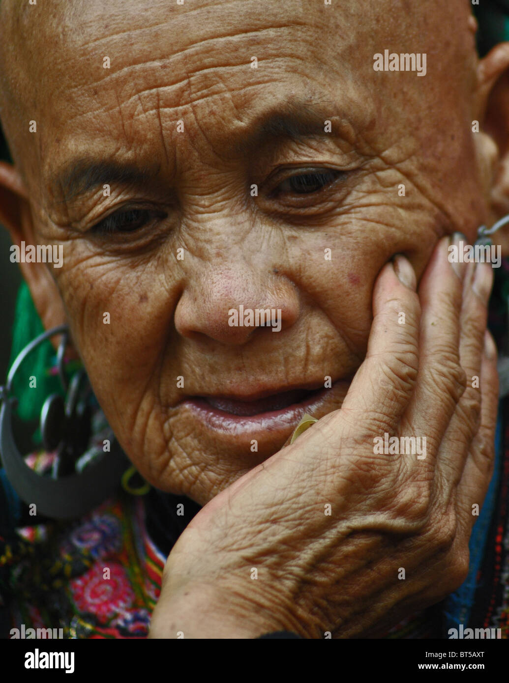 Femme âgée de la tribu Hmong fleurs près de Sapa, Vietnam Banque D'Images
