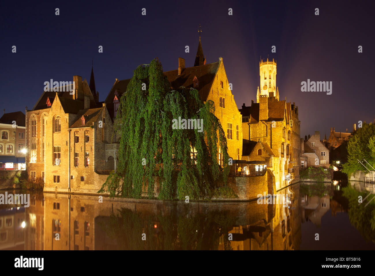 Une vue sur les canaux de Bruges de nuit Banque D'Images Une vue sur les canaux de Bruges de nuit Banque D'Images