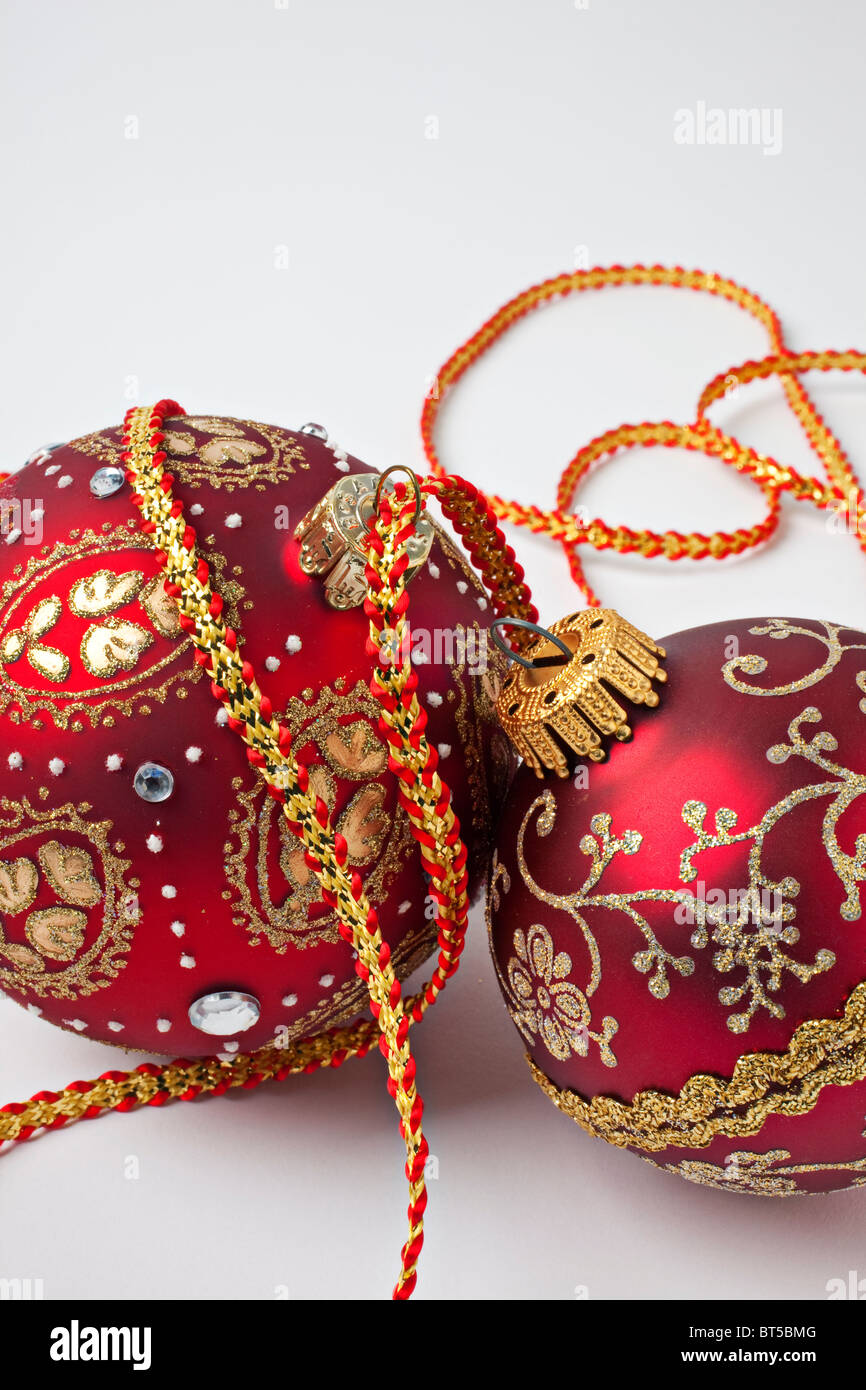 Deux boules de Noël avec ruban sur fond blanc Banque D'Images