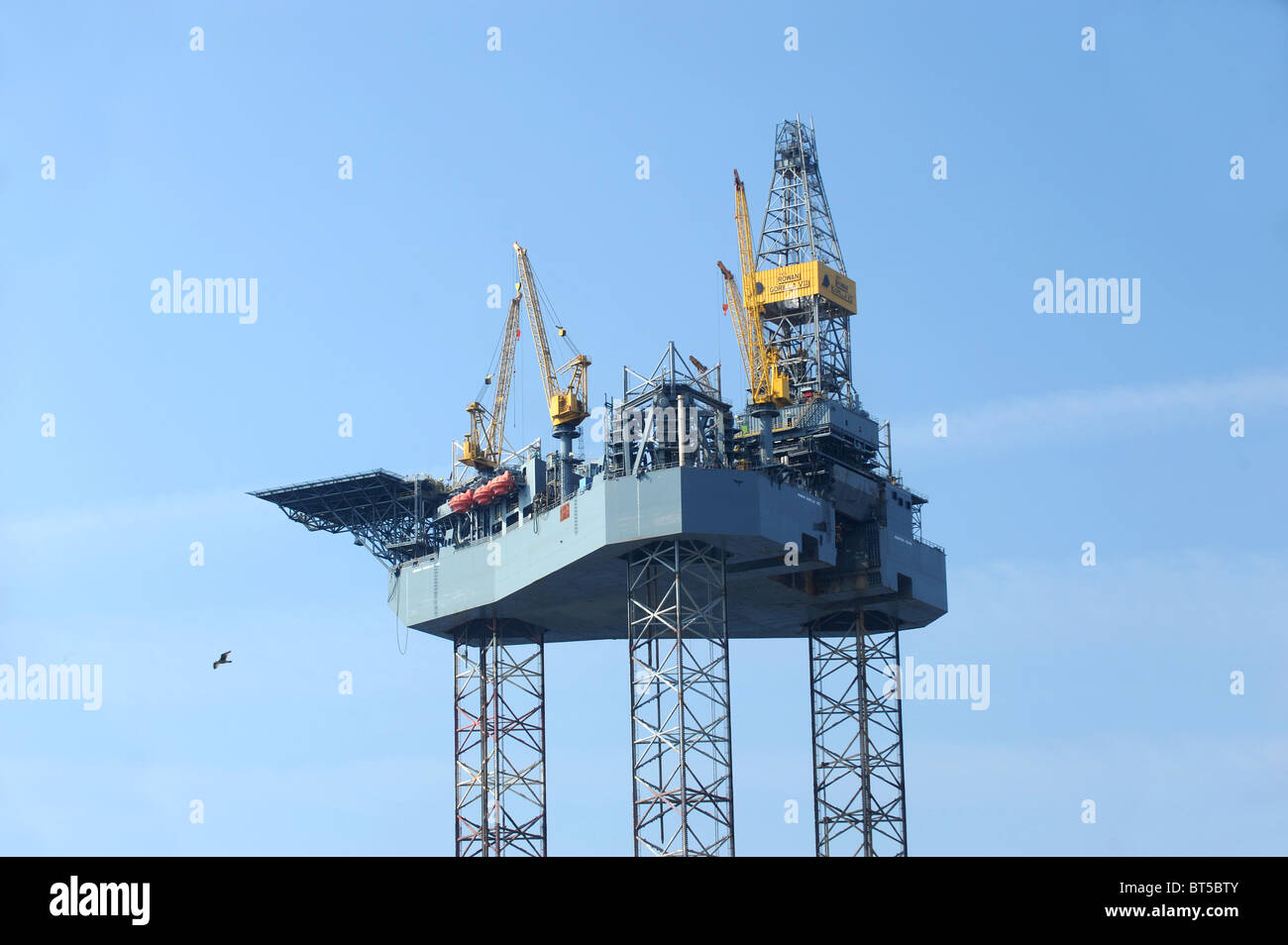 Plate-forme pétrolière à l'aide d'un cric à Dundee pour les réparations et l'entretien. Banque D'Images