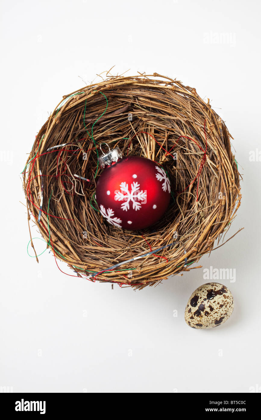 Ornement de Noël chez les oiseaux nichent avec oeuf de caille Banque D'Images