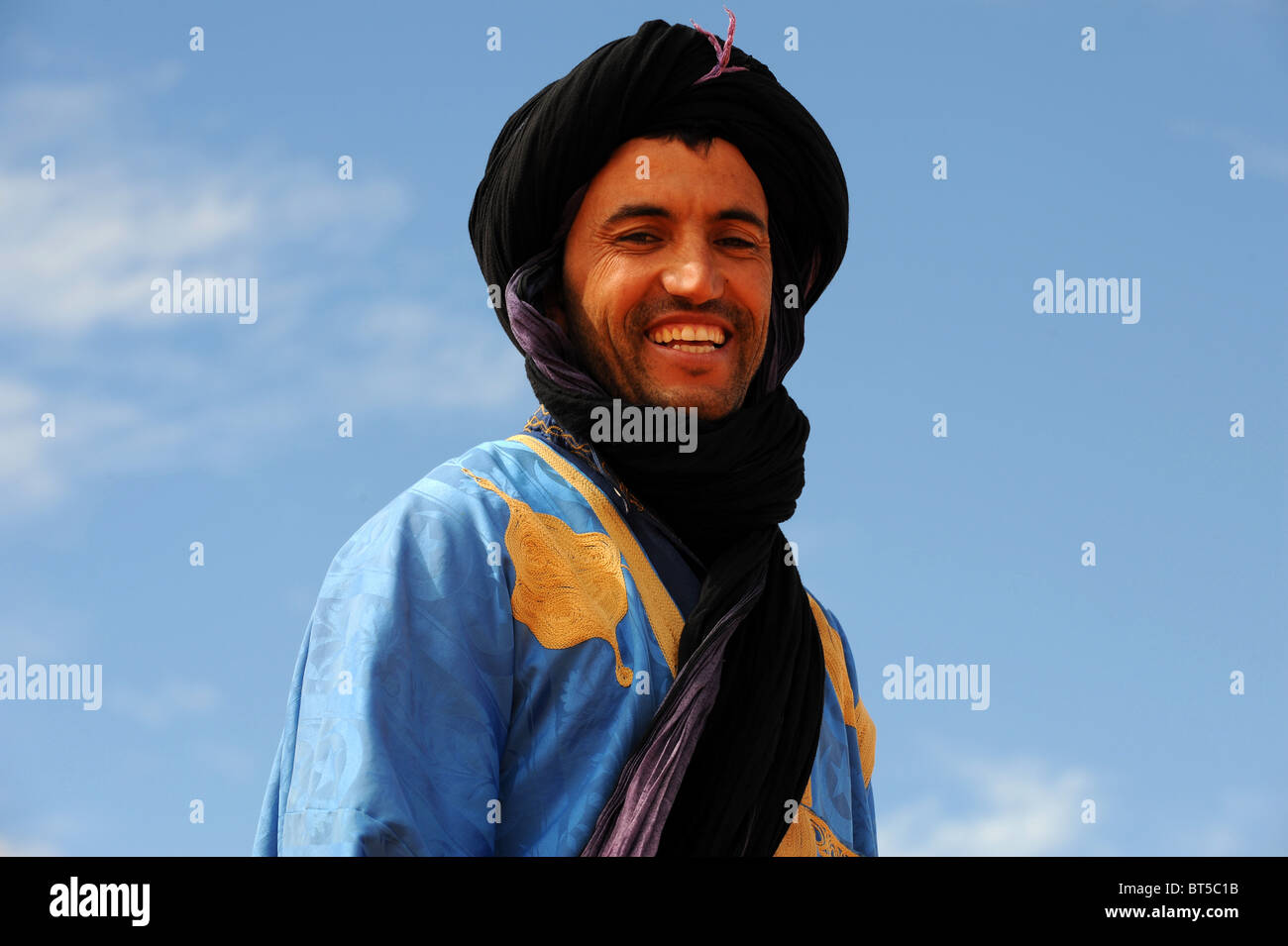 Portrait d'une Berbère rire dans le désert du Sahara au Maroc. Banque D'Images