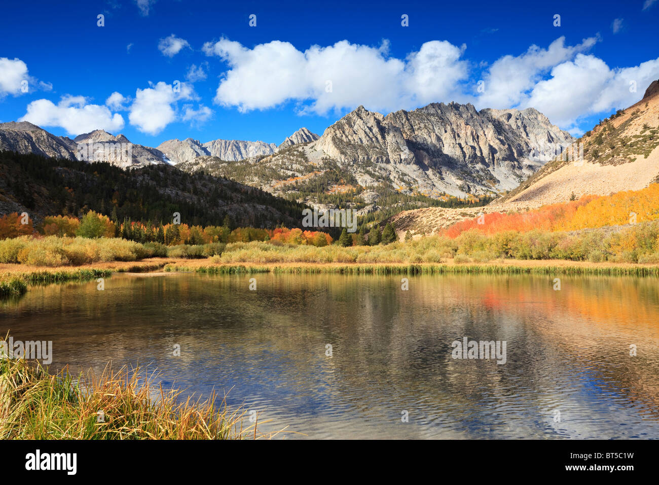 Vue d'automne d'un lac de montagne en Californie Banque D'Images