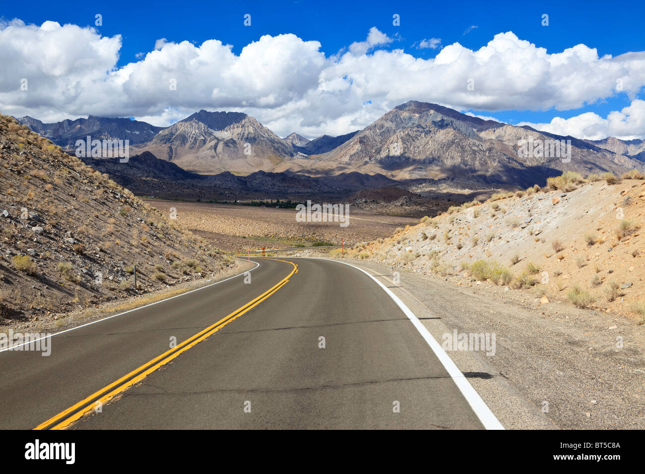 Road au pied de la Sierra Nevada dans l'est de la Californie Banque D'Images