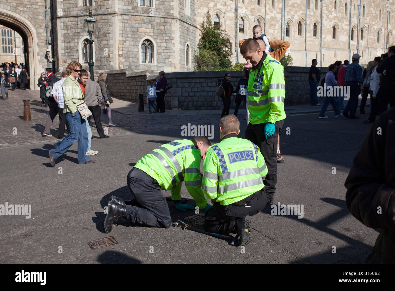 Les policiers qui faisaient les contrôles de sécurité à l'extérieur du château de Windsor, Berkshire, Angleterre. UK GO Banque D'Images