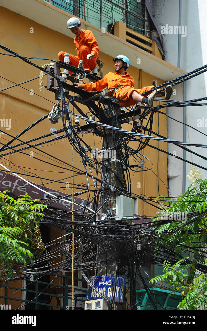 Les travailleurs de maintenance électrique, Hanoi, Vietnam Banque D'Images