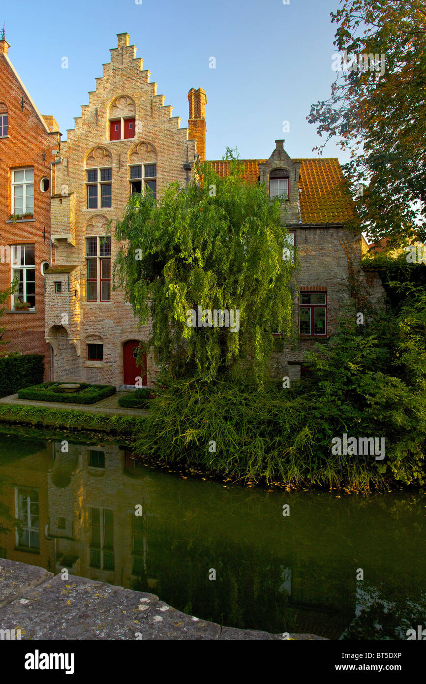 Feuilles d'automne sur un canal de Bruges Banque D'Images Feuilles d'automne sur un canal de Bruges Banque D'Images