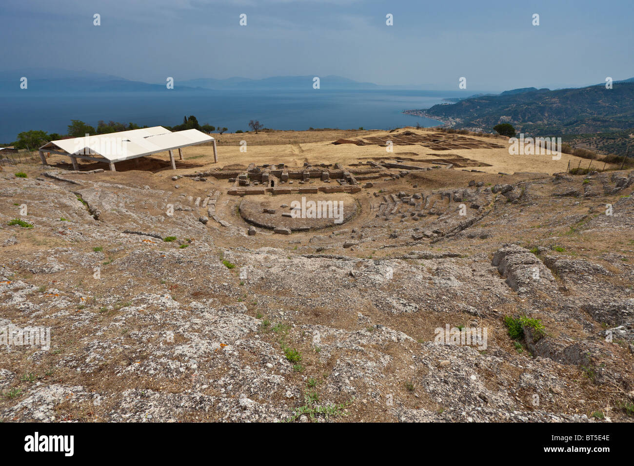 L'ancien théâtre grec de Aigeira, Grèce, donnant sur le golfe de Corinthe. Banque D'Images